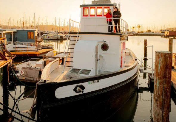Asap Hitam dari Mesin Tugboat