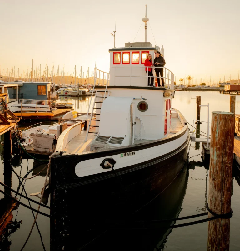 Asap Hitam dari Mesin Tugboat
